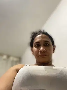 Snapshot of Carola-Ross chatting on 09/22/25, 02:02 Carola-Ross online show from 09/22/25, 02:02