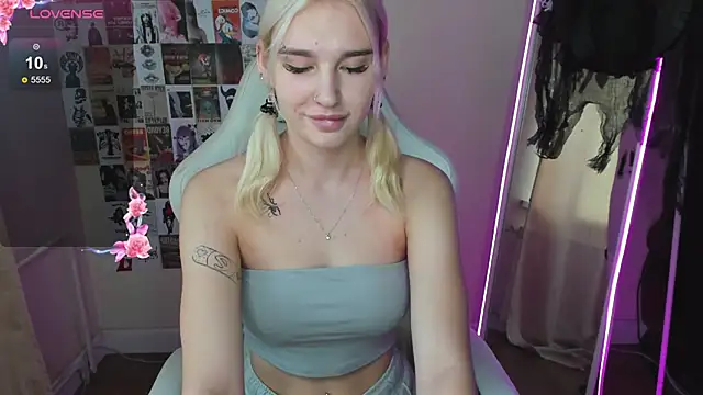 Snapshot of EvelinaLuu chatting on 11/02/25, 03:42 EvelinaLuu online show from 11/02/25, 03:42