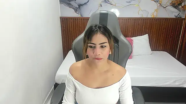 Holly 22 online show from 11/18/25, 02:43