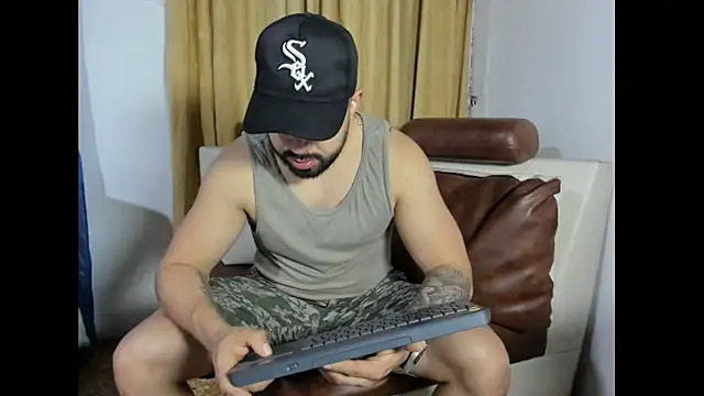 Snapshot of mikeblaree chatting on 10/17/25, 02:41 mikeblaree online show from 10/17/25, 02:41