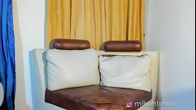 Snapshot of mikeblaree chatting on 10/21/25, 02:34 mikeblaree online show from 10/21/25, 02:34