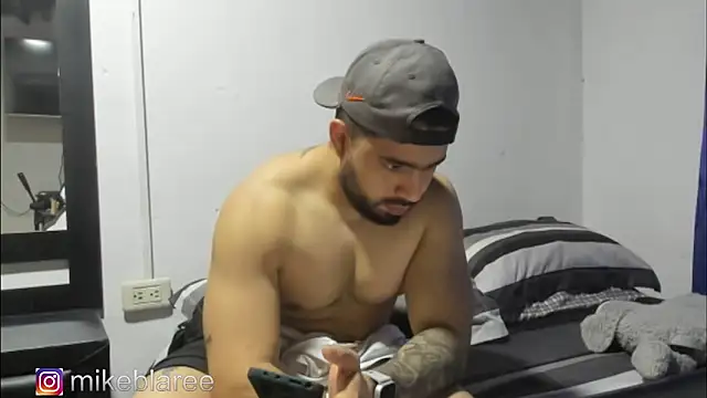 Snapshot of mikeblaree chatting on 11/01/25, 03:36 mikeblaree online show from 11/01/25, 03:36