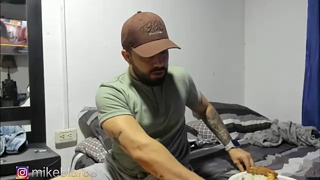 Snapshot of mikeblaree chatting on 11/03/25, 04:30 mikeblaree online show from 11/03/25, 04:30