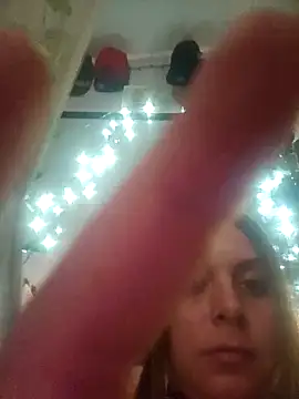 Snapshot of ShysluutGia chatting on 10/13/25, 09:59 ShysluutGia online show from 10/13/25, 09:59