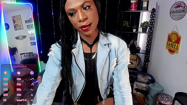 Snapshot of anuvyz_miller_ chatting on 11/19/25, 12:49 anuvyz miller online show from 11/19/25, 12:49