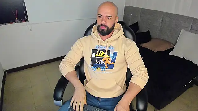 Snapshot of Luke_Diaz7 chatting on 10/18/25, 04:37 Luke Diaz7 online show from 10/18/25, 04:37