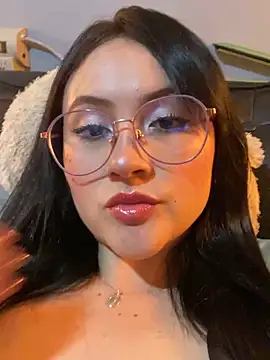 Snapshot of ValentinaOrtiz3 chatting on 09/29/25, 12:27 ValentinaOrtiz3 online show from 09/29/25, 12:27