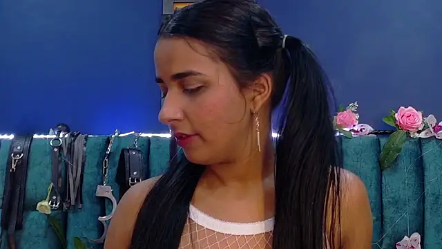 Snapshot of MariamLaraa chatting on 03/21/25, 02:29 MariamLaraa online show from 03/21/25, 02:29