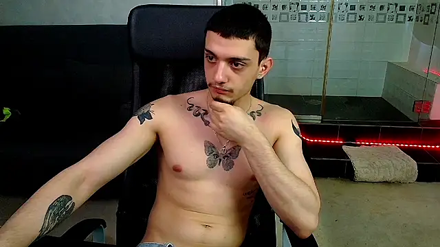 Snapshot of OscarGriffin chatting on 02/24/25, 11:43 OscarGriffin online show from 02/24/25, 11:43
