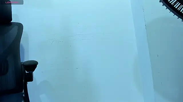 Snapshot of EmiliaRose_ chatting on 10/09/25, 09:02 EmiliaRose online show from 10/09/25, 09:02