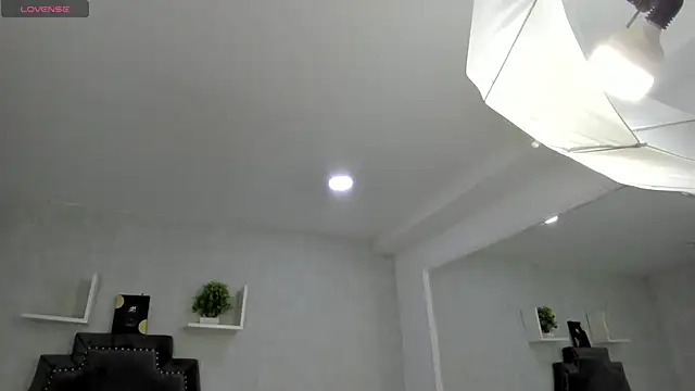 Snapshot of EmiliaRose_ chatting on 11/10/25, 09:03 EmiliaRose online show from 11/10/25, 09:03