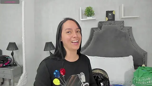 Snapshot of EmiliaRose_ chatting on 11/14/25, 09:24 EmiliaRose online show from 11/14/25, 09:24