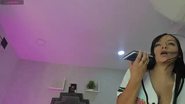 Snapshot of EmiliaRose_ chatting on 11/17/25, 08:36 EmiliaRose online show from 11/17/25, 08:36