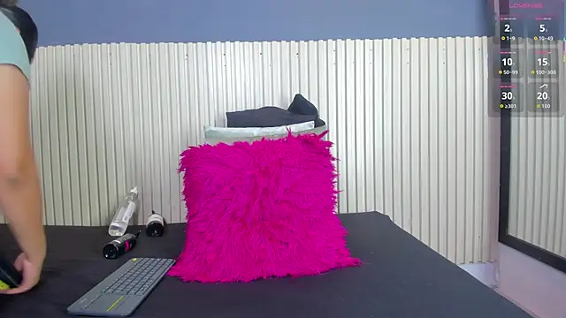 Aida-nicolle online show from 10/28/25, 10:08