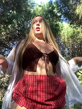 Snapshot of Mona_Plus chatting on 02/17/25, 11:23 Mona Plus online show from 02/17/25, 11:23