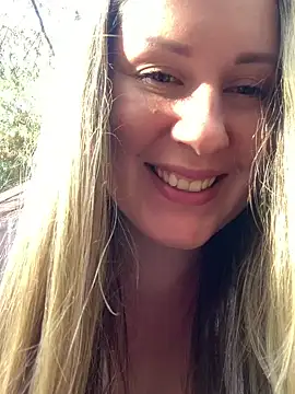 Snapshot of Mona_Plus chatting on 02/19/25, 08:41 Mona Plus online show from 02/19/25, 08:41