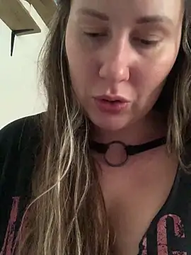 Snapshot of Mona_Plus chatting on 03/12/25, 04:02 Mona Plus online show from 03/12/25, 04:02