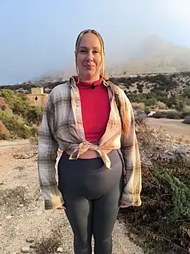 Snapshot of Mona_Plus chatting on 10/17/25, 06:49 Mona Plus online show from 10/17/25, 06:49