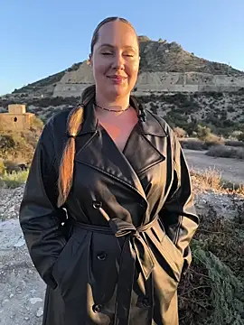 Snapshot of Mona_Plus chatting on 10/18/25, 06:48 Mona Plus online show from 10/18/25, 06:48