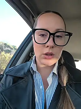 Snapshot of Mona_Plus chatting on 11/12/25, 08:04 Mona Plus online show from 11/12/25, 08:04