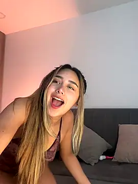 Snapshot of Hornyholly__ chatting on 10/26/25, 03:07 Hornyholly online show from 10/26/25, 03:07