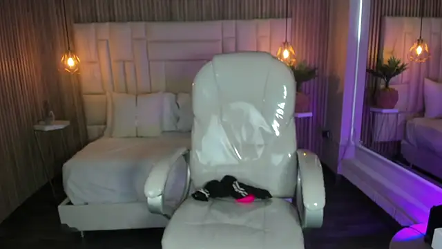 Snapshot of MelanieHillss chatting on 10/10/25, 04:22 MelanieHillss online show from 10/10/25, 04:22