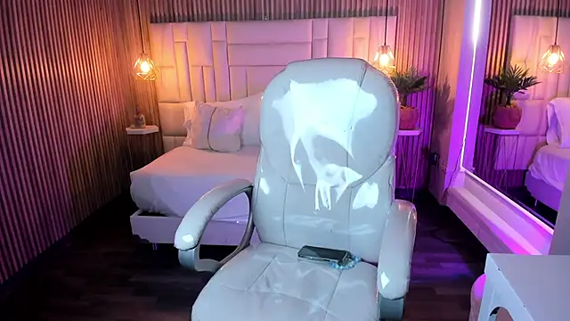 Snapshot of MelanieHillss chatting on 10/19/25, 05:08 MelanieHillss online show from 10/19/25, 05:08