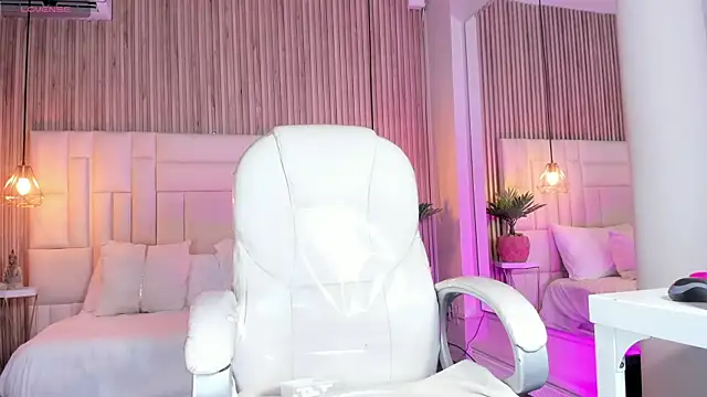 Snapshot of MelanieHillss chatting on 10/29/25, 05:10 MelanieHillss online show from 10/29/25, 05:10