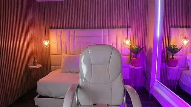 Snapshot of MelanieHillss chatting on 11/25/25, 04:45 MelanieHillss online show from 11/25/25, 04:45