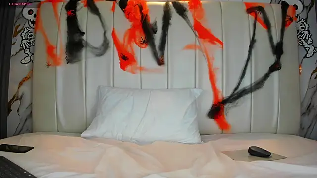 EvaMillins online show from 10/28/25, 04:05