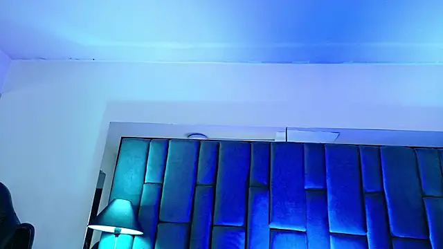 Aisha Nowak online show from 10/10/25, 03:22