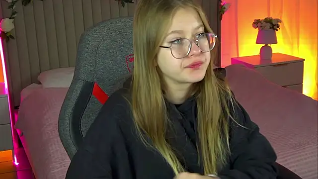 EveMundie online show from 10/18/25, 09:54