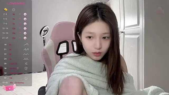 Snapshot of YaYa-521 chatting on 03/12/25, 06:44 YaYa-521 online show from 03/12/25, 06:44