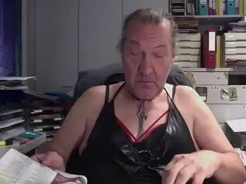 HMStraps01 online show from 10/18/25, 07:20