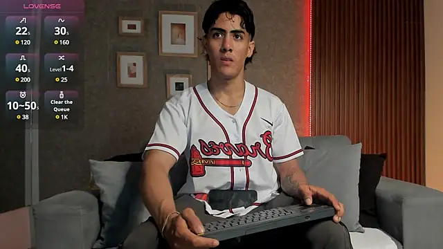 Taylercross online show from 02/18/25, 07:41