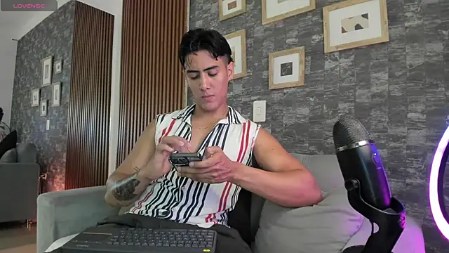 Taylercross online show from 11/25/25, 06:52