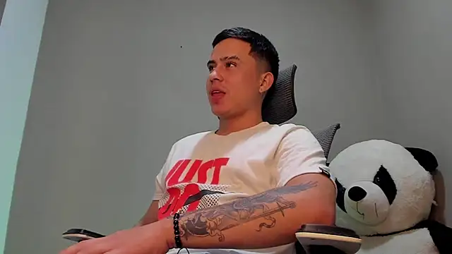 Snapshot of mattiwsmorris_ chatting on 10/20/25, 01:17 mattiwsmorris online show from 10/20/25, 01:17