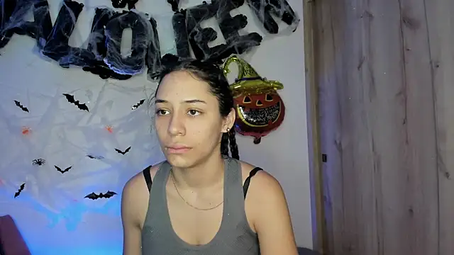 Snapshot of TANIA_06 chatting on 10/31/25, 01:12 TANIA 06 online show from 10/31/25, 01:12