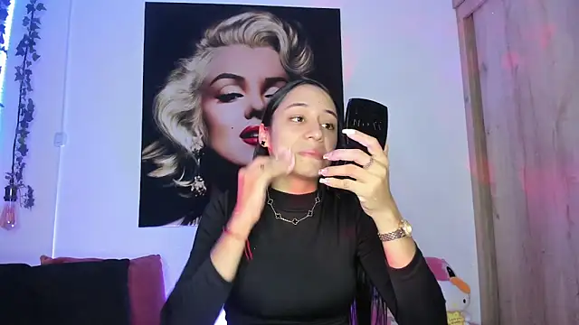 Snapshot of TANIA_06 chatting on 11/10/25, 01:10 TANIA 06 online show from 11/10/25, 01:10