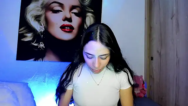 Snapshot of TANIA_06 chatting on 11/18/25, 02:43 TANIA 06 online show from 11/18/25, 02:43