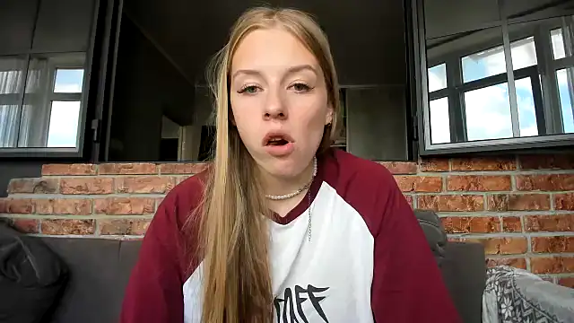 Snapshot of AnnNorriss chatting on 09/20/25, 09:10 AnnNorriss online show from 09/20/25, 09:10