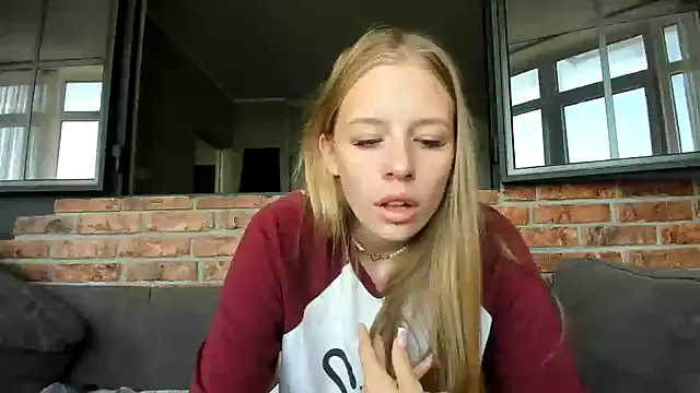 Snapshot of AnnNorriss chatting on 09/21/25, 06:04 AnnNorriss online show from 09/21/25, 06:04