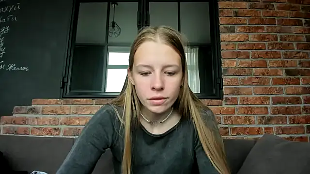 Snapshot of AnnNorriss chatting on 10/04/25, 05:16 AnnNorriss online show from 10/04/25, 05:16