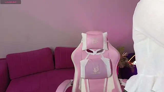 KristinMoore online show from 11/12/25, 08:04