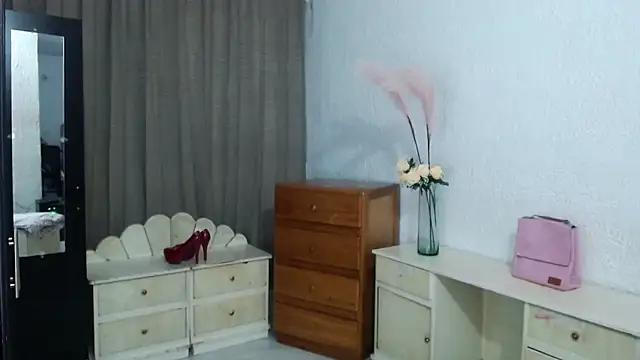 Snapshot of EngelCristaly chatting on 10/08/25, 05:05 EngelCristaly online show from 10/08/25, 05:05