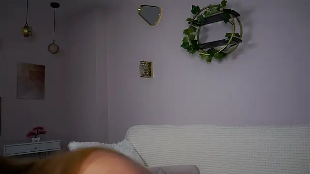 Snapshot of SunnivaCovil chatting on 10/15/25, 02:28 SunnivaCovil online show from 10/15/25, 02:28