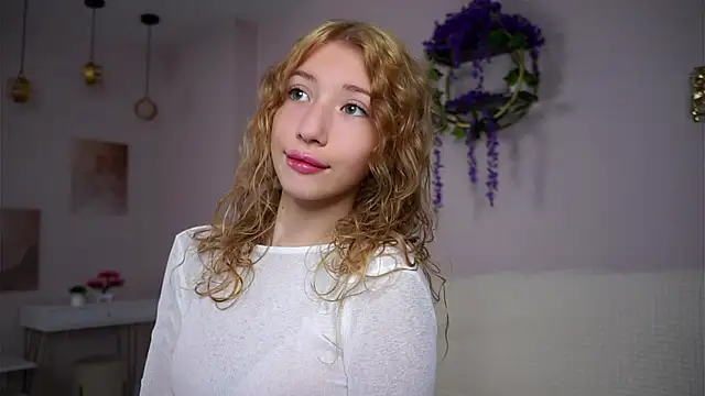 Snapshot of SunnivaCovil chatting on 10/25/25, 01:51 SunnivaCovil online show from 10/25/25, 01:51