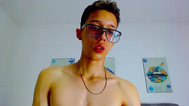 Snapshot of skinny_bigcock02 chatting on 03/06/25, 07:32 skinny bigcock02 online show from 03/06/25, 07:32