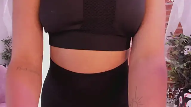 Snapshot of Laura_Bonnet_ chatting on 10/24/25, 05:09 Laura Bonnet online show from 10/24/25, 05:09