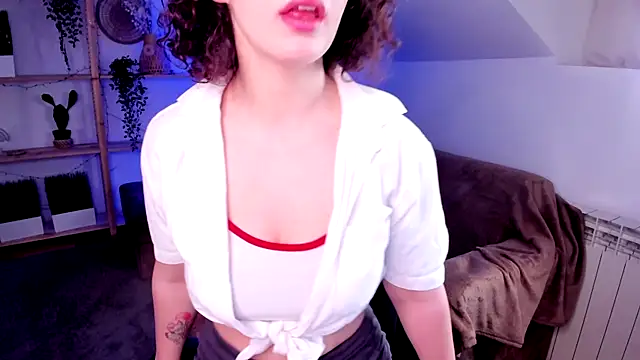 Snapshot of CurlyVixen chatting on 03/17/25, 07:13 CurlyVixen online show from 03/17/25, 07:13